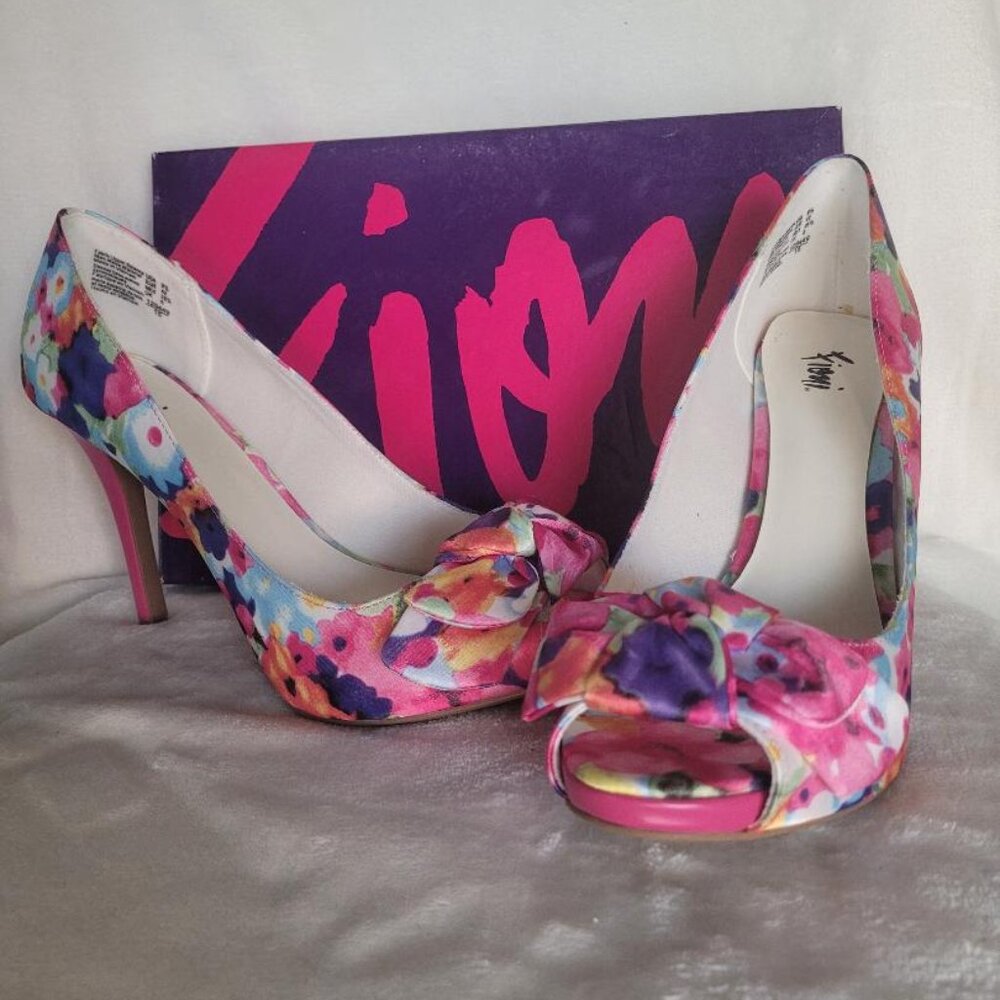 Fioni, size 9.5, pink floral open toe